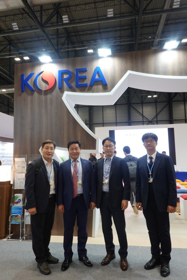 COP25에 참석한 한국서부발전 엄경일 발전운영처장(좌측 2번째)과 업무관계자들이 행사장 내 한국관에서 기념촬영을 하고 있다.