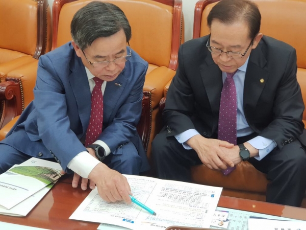 지난 11월 예결특위 소속 이종배 국회의원에게 사업 설명하는 노박래 군수