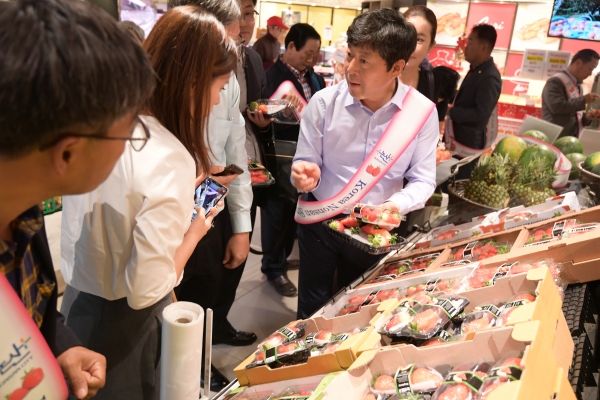 황명선 논산시장이 싱가포르 현지마켓에서 현장 조사 및 논산딸기 홍보 판촉전에 나섰다