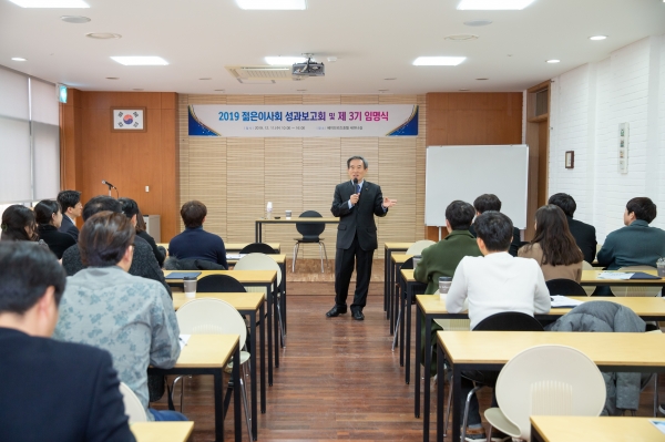 한국서부발전 김병숙 사장이 사내 젊은 이사들과 2019년도 The First MOVER의 활동성과와 현안사항에 대해 토론하고 있다.