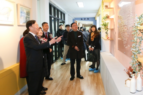 교육시설 서비스공간 재배치사업(미래공감「숨」)으로 선정된 가수원중에 대해 시설사업을 완료하고 12일 개관식에 참석한 설동호 교육감