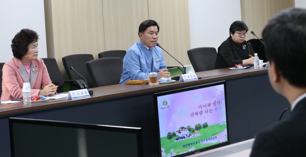 12일 구청 중회의실에서 열린 인구정책위원회를 주재하고 있는 황인호 동구청장의 모습