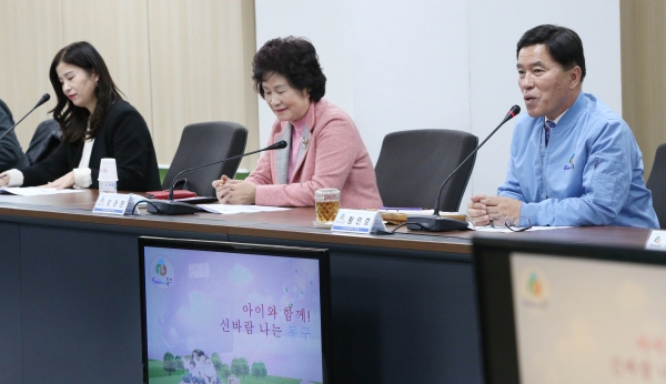 12일 구청 중회의실에서 열린 인구정책위원회를 주재하고 있는 황인호 동구청장의 모습