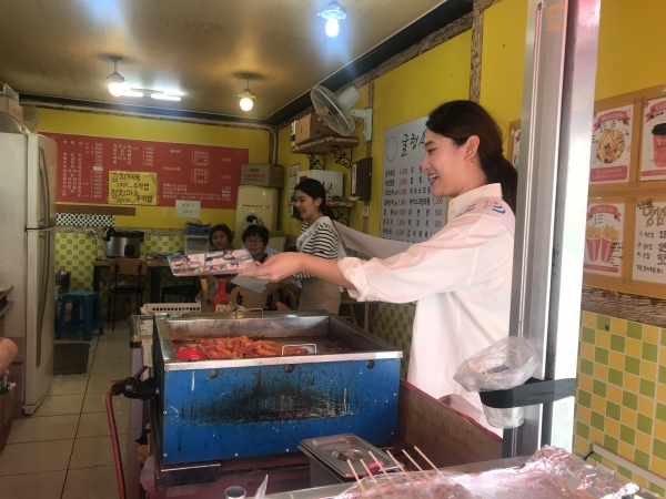 학교 주변 식품안전캠페인 활동 모습