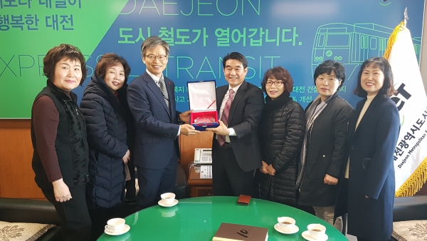 대전아동청소년그룹홈협의회 방영탁 회장이 대전도시철도 김경철 사장에게 감사패를 전달하고 있다.