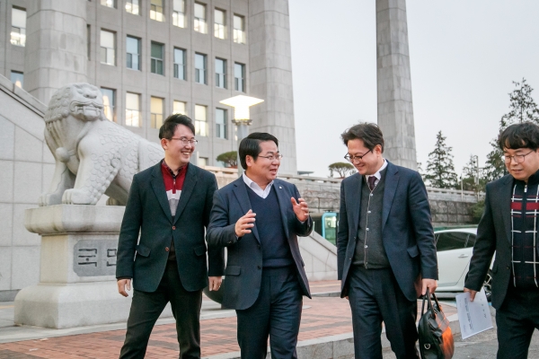 지난 11월 21일, 예결위가 열리고 있는 국회의사당을 방문한 오세현 아산시장과 관계 공무원