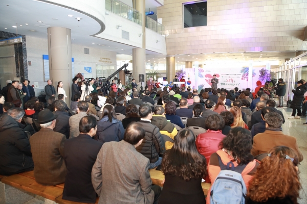 천안시복지재단이 지난 12일 오후 천안시청 로비에서 ‘2019 나눔은 행복의 시작입니다’ 모금 공개방송을 진행하고 있다.