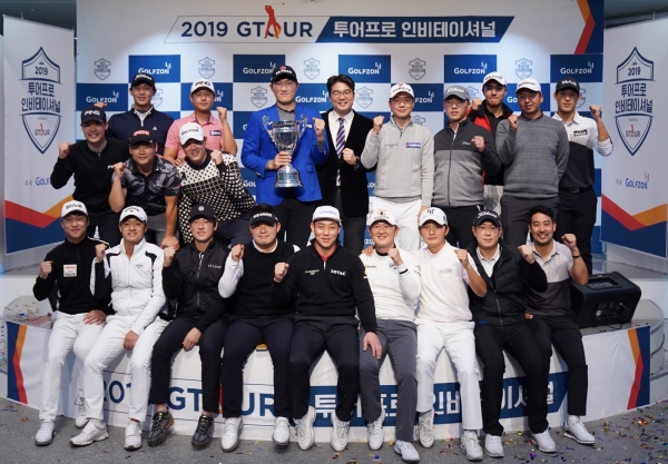 골프존은 12월 13일(금) 대전에 위치한 골프존조이마루 전용 경기장에서 '2019 GTOUR 투어프로 인비테이셔널’을 개최했다. 이번 대회 우승자 전성현(뒷줄 왼쪽에서 세 번째)과 골프존 손장순 상무(뒷줄 왼쪽에서 네 번째), 대회에 참여한 KPGA 선수들이 기념 촬영을 하고 있다.