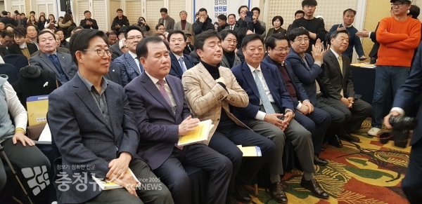 복 전 비서관 출판기념회에 참석한 양승조 충남지사 등 내빈들 모습.