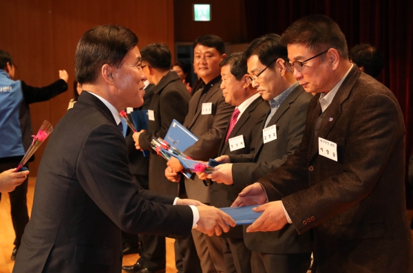 황인호 동구청장이 표창장을 수여하고 있다