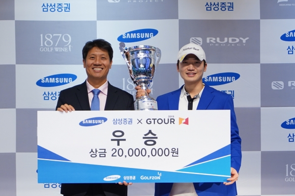 14일(토) 대전 골프존조이마루 전용 경기장에서 열린 ‘2019 삼성증권 GTOUR 챔피언십’에서 (왼쪽부터) 골프존 박강수 상무, 우승자 최민욱이 우승자 시상식 기념 촬영을 하고 있다.