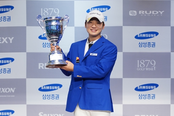 ‘2019 삼성증권 GTOUR 챔피언십’에서 우승한 최민욱이 우승컵을 들고 기념 촬영을 하고 있다.