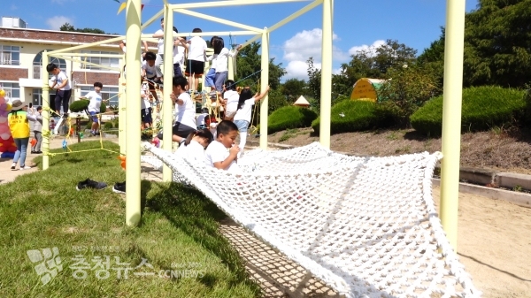 의랑초 학생들이 세이브더칠드런이 설치한 ‘숲솦 꿈 다람쥐’ 놀이터에서 놀이를 즐기고 있다.