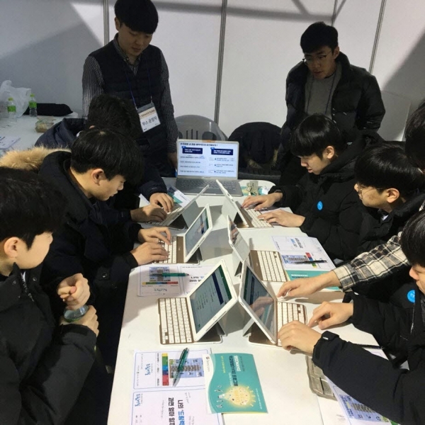 학생들이 와요탐방 프로그램 중 드림어필의 ‘꿈으로 성공하는 비법’ 진로부스에 참여해 설문에 응답하고 있다.