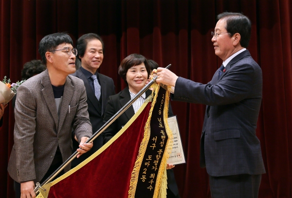 16일 구청 구봉산홀에서 유공 구민 등 400여 명이 참석한 가운데 ’2019년 서구를 빛낸 자랑스러운 수상자의 날’ 행사 개최