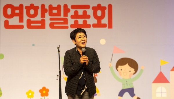 발표회에 참석한 박정현 대덕구청장(가운데)