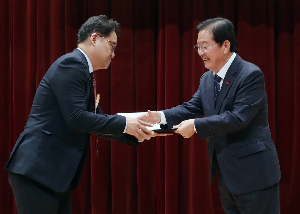 이성일(왼쪽) 배재대 차장이 16일 대전서구청에서 ‘서구를 빛낸 자랑스러운 수상자의 날’ 중 장종태 서구청장에게 표창장을 받고 있다.