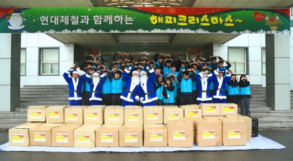 파란 산타’ 옷을 입은 현대제철 직원들이 크리스마스를 맞아 자매복지시설에서 산타잔치 진행