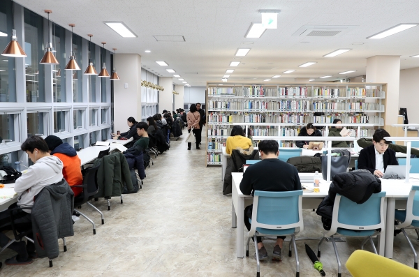 월평도서관 개관 도서관이용자들 모습