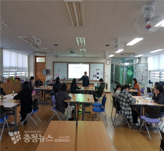 박병훈 대표, 덕명중 교육 진행 모습.