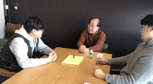 김학진 배재대 산학협력단 멘토 교수와 생물의약학과 학생으로 구성된 창업팀 ‘비상’ 학생들이 배재대 대학일자리본부 지원으로 시제품 제작에 대한 논의를 하고 있다.