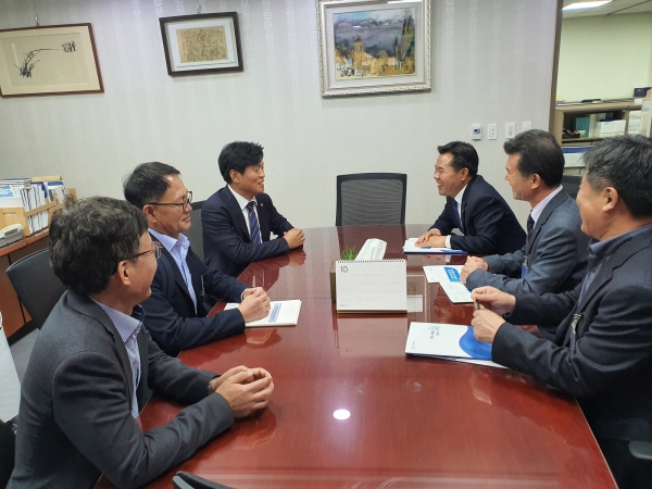 부여군 집행부 국회 방문 장면