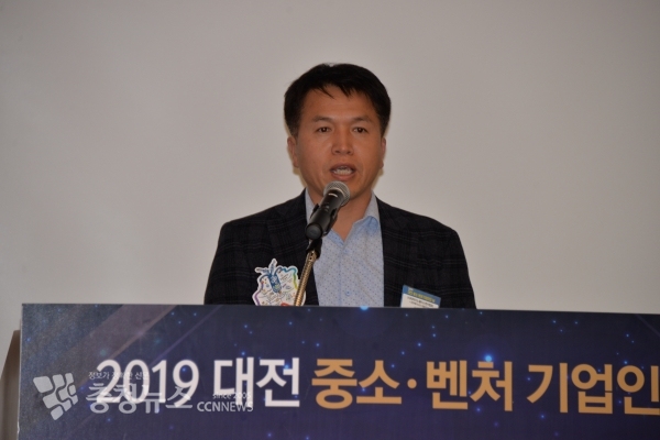 김영렬 (사) 대덕이노폴리스벤터협회 수석부회장은 18일 대전 라마다호텔 2층 로얄볼룸에서 열린 ‘2019년 대전중소기업인의날 행사’에서 개회사를 하고 있다.