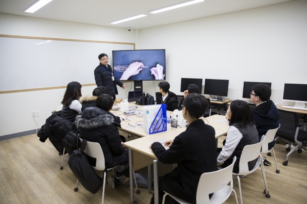 느리울중학교 학생들 3D펜 사용