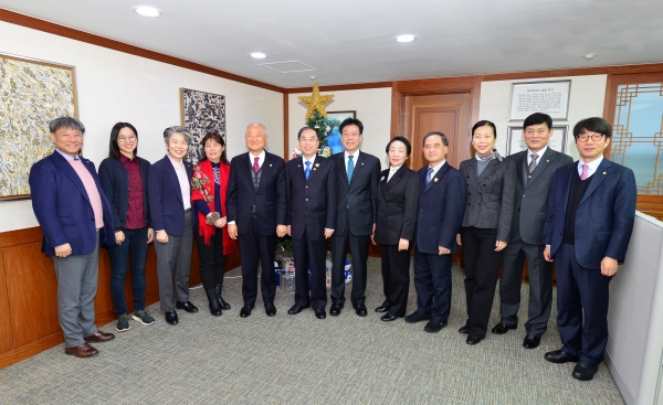 백석대ㆍ백석문화대 주요 보직자들과 하이커우경제대 방문단이 함께 기념촬영을 하고 있다.(왼쪽 다섯 번째 부터 백석대 장택현 대학혁신위원장, 하이커우경제대 천쇼 총장, 백석문화대 송기신 총장)