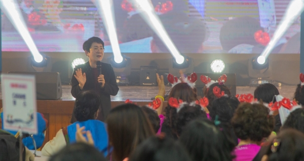 박정현 대덕구청장이 출전 팀에게 축하 인사를 하는 모습