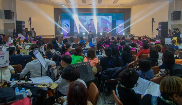 박정현 대덕구청장이 출전 팀에게 축하 인사를 하는 모습