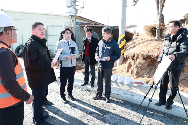 맹정호 시장이 19일 도로 공사현장을 찾아 추진상황을 보고받고 안전관리에 힘써 줄 것을 당부했다.