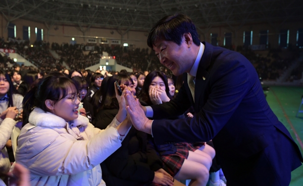 논산, 청소년송년콘서트장을 찾은 황명선 시장