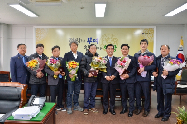 유공자 표창 전수 장면