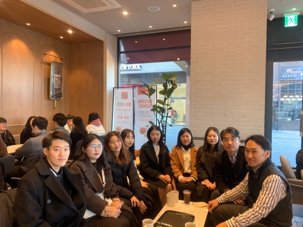 GS ITM에 조기 취업한 건양대 기업소프트웨어학부 3학년 김영인, 이지송, 고예원, 최윤서, 강수경, 백수미, 도유나 학생과 기업소프트웨어학부 이규만, 강석권 교수의 모습