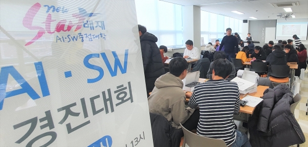 지난 21일 개최한 ‘SW캠프 및 경진대회’에 참가한 대전지역 중‧고교생 100여명이 드론을 제작하고 있다.