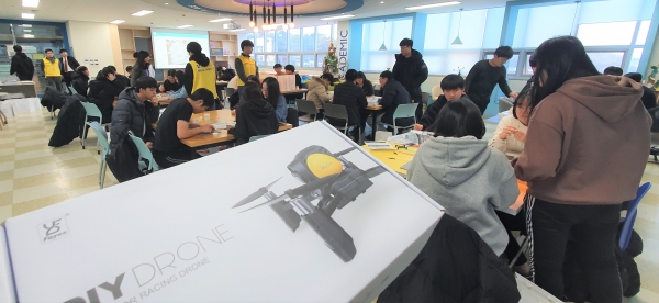 지난 21일 개최한 ‘SW캠프 및 경진대회’에 참가한 대전지역 중‧고교생 100여명이 드론을 제작하고 있다.