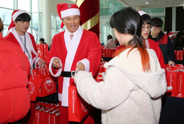 골프존문화재단이 개최한 2019 희망행복나눔페스티벌에서 골프존문화재단 김영찬 이사장이 소외계층 아동에게 크리스마스 선물을 전달하고 있다.