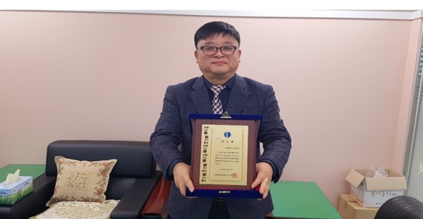 20일 대전도시철도공사 교육기부 공로로 대전시 교육청 설동호 교육감으로부터 기관표창을 받고 있다.(왼쪽에서 두 번째 공사 박영훈 관리팀장)