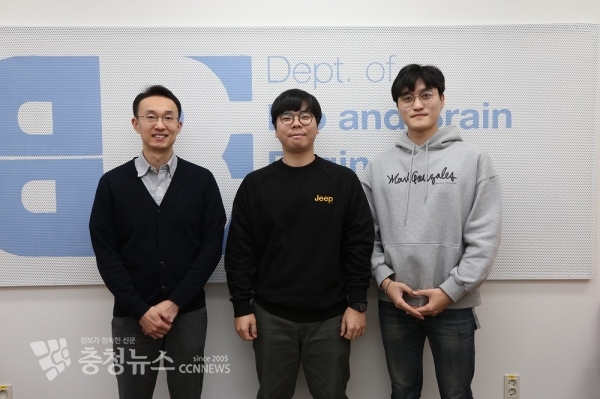 이상완 교수(왼쪽)와 연구진