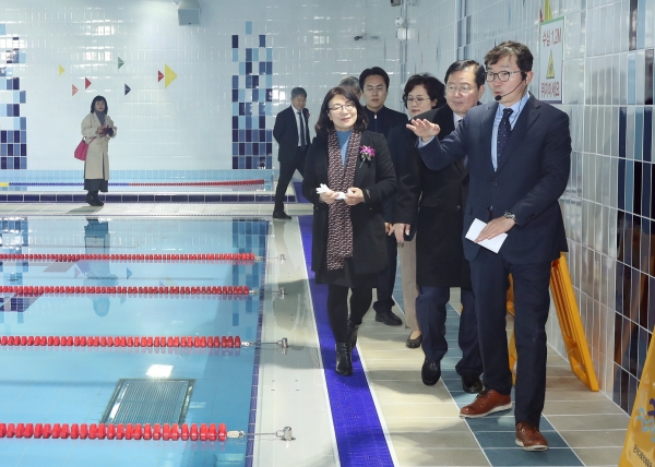 관저다목적체육관 개관식 후 내부를 둘러보는 관계자들