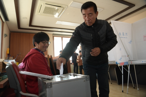 읍면동장 투표장면