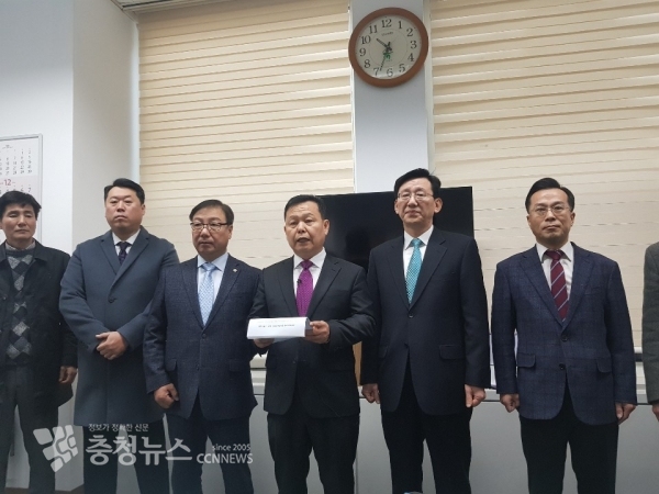 새로운보수당 대전시당 창당준비위원회가 23일 대전시의회 기자실을 찾아 회견문을 낭독하고 있다.