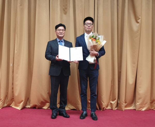 23일 열린 ‘대전시 사회적경제 활성화 정책설명회’에서 대전시청 최시복 공동체지원국장(왼쪽)이 부총리 겸 기획재정부 장관 표창장을 목원스마트스쿨 이승준 사무국장(오른쪽)에게 전달하고 기념촬영