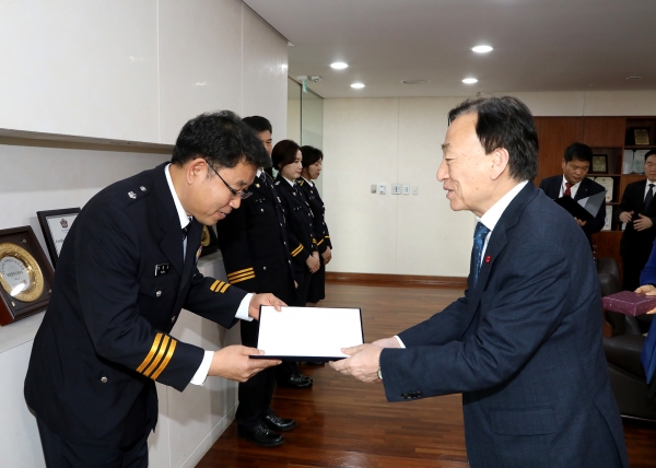 왼쪽 대전중부서 류승기 경위, 오른쪽 설동호 대전광역시교육감