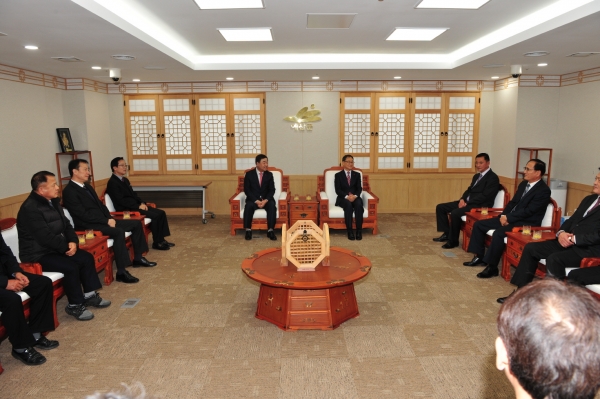 '하반기 정년 및 명예퇴직자 공적패 수여식' 환담장면