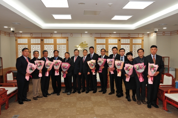 '하반기 정년 및 명예퇴직자 공적패 수여식' 기념사진