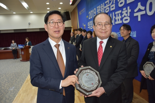 양광석 자문위원(오른쪽)이 양승조 도지사에게 표창을 받는 모습.