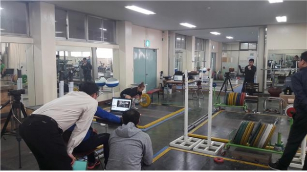 제100회 전국체전에서 3관왕을 차지한 신재경(체육회, 역도)선수의 기술 영상 및 근전도를 분석해주고 있다