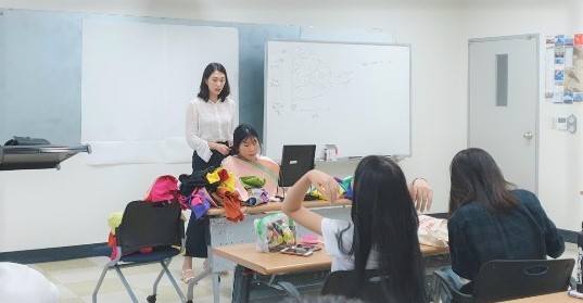 ‘2019 해외취업지원사업’ 교육생 10명이 현지에 조기 취업하는 성과를 거뒀다. 사진은 화장방법 등을 강의하는 모습.